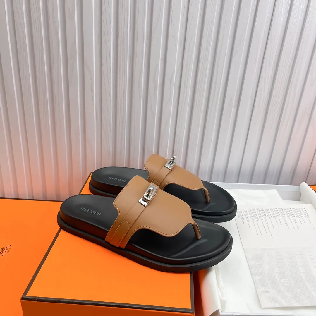 👟👟Ex-factory price 480👟👟 High version of Hermes 🐎The extremely popular couple's second uncle slippers/the latest snake print sandals and slippers, paired with various colorful socks, so trendy!  ———————— Upper: imported cowhide/Lining: imported cowhide Outsole: Tpu non-slip and wear-resistant outsole Female 36-46.